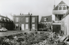 863480 Gezicht op de Oranjehof in Wijk C te Utrecht waar volop gesloopt wordt; het rijtje huizen op de voorgrond is al ...